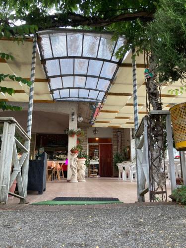arium of a building with a glass roof at Albergo Ristorante Il Torrione in Auditore