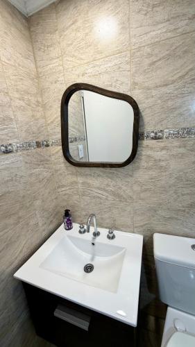 a bathroom with a sink and a mirror on the wall at casa mar in Playa Unión