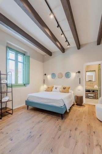 ein Schlafzimmer mit einem Bett und einem Stuhl in einem Zimmer in der Unterkunft Casa Bonesu in Càbras
