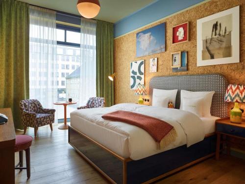 Un pat sau paturi într-o cameră la 25hours Hotel Indre By