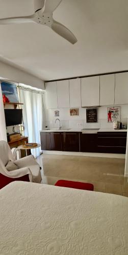 Cosy Studio, Terrace and Free Parking Next to the Beach