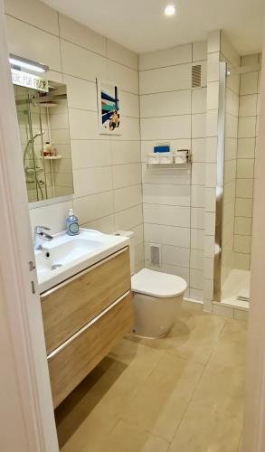 Cosy Studio, Terrace and Free Parking Next to the Beach