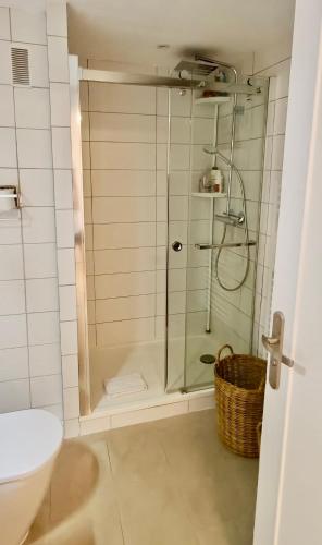 Cosy Studio, Terrace and Free Parking Next to the Beach