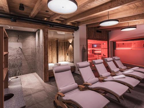 a salon with a row of chairs in a room at BergNest in Huben