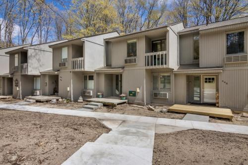 an exterior view of a large apartment building at Sanctuary at Sundendorf- New Updates! in Bellaire
