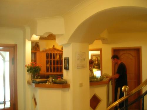 mężczyzna stojący przy blacie w kuchni w obiekcie Hotel Gasthof Islitzer w mieście Prägraten