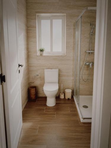 a bathroom with a toilet and a shower at New Apartment - 3 min to Airport - 10 min to Valletta in Gudja