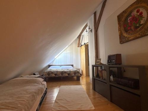 a attic room with a bed and a window at Apartmán siedmy div in Banská Štiavnica