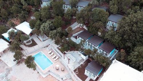 an overhead view of a house with a swimming pool at Tramontana Glamping in Bar