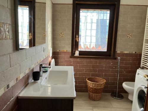 a bathroom with a sink and a toilet at Appartamento Villa Reale in Castel SantʼAngelo