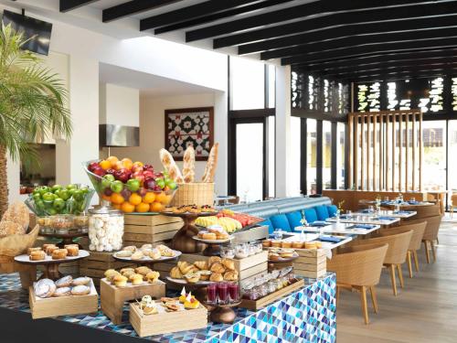 Una línea de buffet con frutas y verduras en exhibición. en Al Baleed Resort Salalah by Anantara, en Salalah