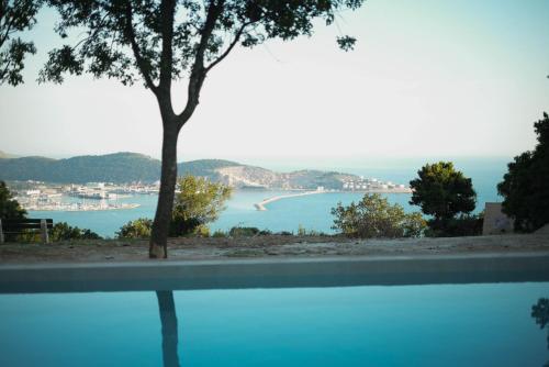 a view of the ocean from a swimming pool at Tramontana Glamping in Bar
