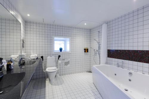 Ένα μπάνιο στο Hotel Strandparken