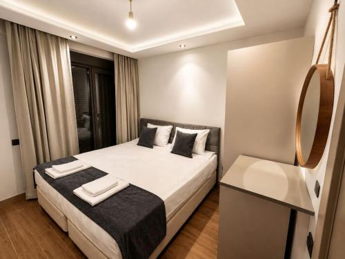a bedroom with a bed with a mirror and a sink at Busera Vida Inn in Ilıcaköy