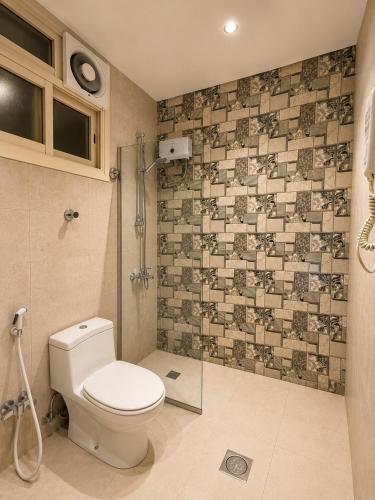 a bathroom with a toilet and a shower at شركة نيلوفر بلس للخدمات الفندقيه in Abha