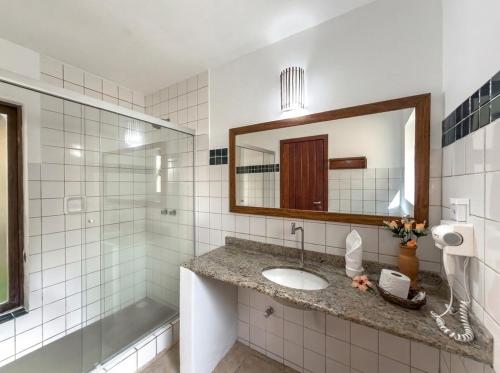 a bathroom with a sink and a mirror at Pousada Villa Bianca in Arraial d'Ajuda