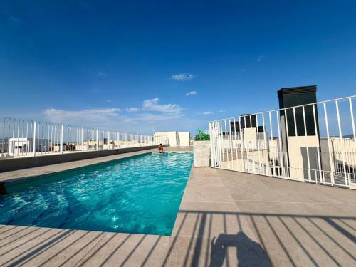 Ático moderno, pool & parking para estancias temporales