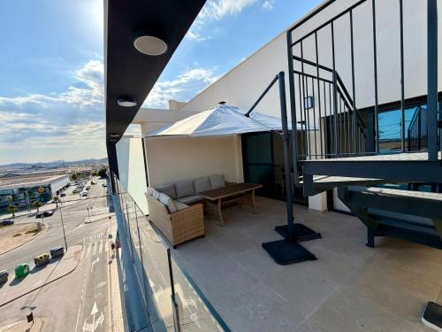 Ático moderno, pool & parking para estancias temporales
