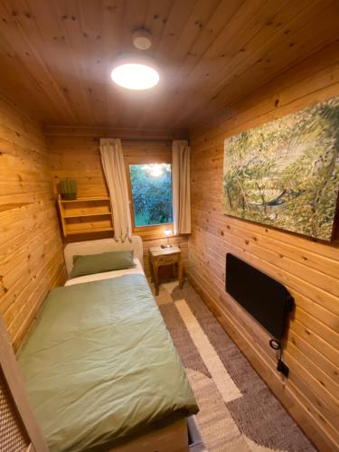 a room with two beds and a fireplace in a cabin at Gemütliche Hütte im Grünen in Dammbach