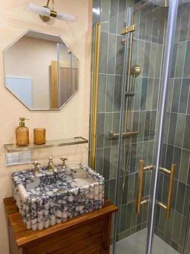 a bathroom with a sink and a shower at Gemütliche Hütte im Grünen in Dammbach
