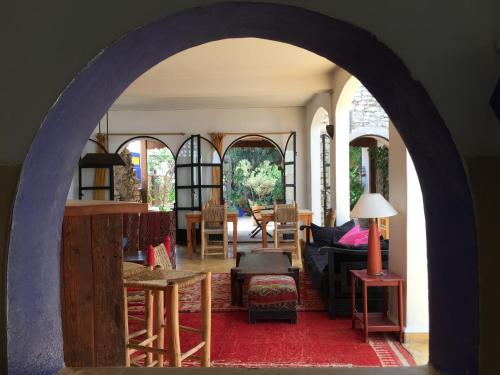an archway in a room with a living room at Auberge De La Plage in Sidi Kaouki