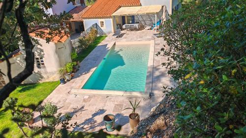an overhead view of a swimming pool in a backyard at Lamaisonbleue in Auriol
