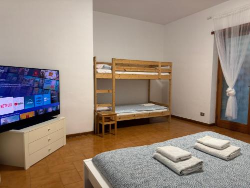 a bedroom with a bunk bed and a flat screen tv at Nido Urbano Roma in Rome