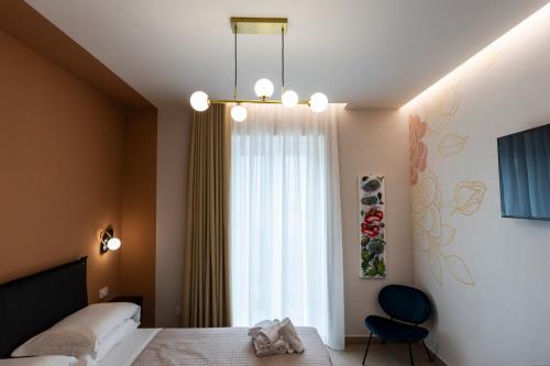 ein Schlafzimmer mit einem Bett und einem großen Fenster in der Unterkunft Dimora Rosae in Telese