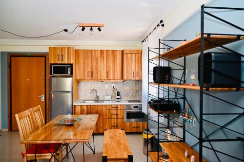 Steel & Oak-Stylish Stay Near Shore