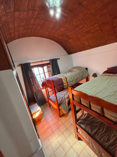 a room with two bunk beds and a window at Cabañas Las Lomas in Juana Koslay 