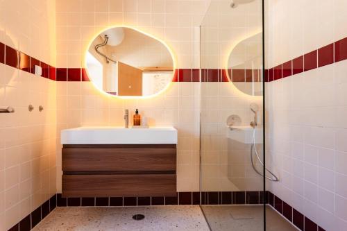 a bathroom with a sink and a mirror at Casas dos Amigos in Bom Sucesso