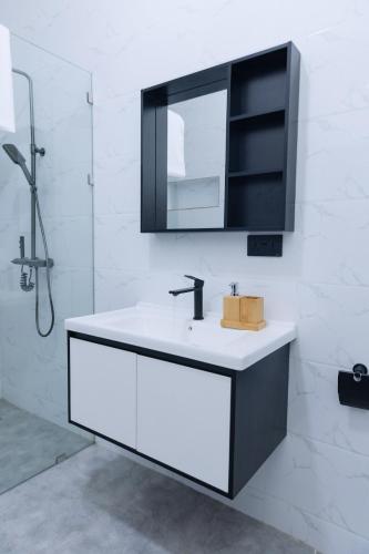 a bathroom with a sink and a mirror at Stay-city Rans in Apenkwa