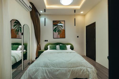 a bedroom with a large bed and a mirror at Stay-city Rans in Apenkwa
