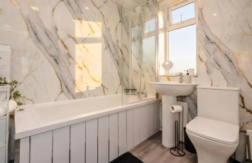 3 Bed Home near Etihad, long and short term stays Free parking and Sleeps 6 photo 4