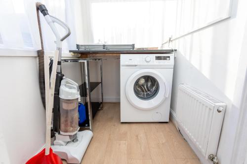 3 Bed Home near Etihad, long and short term stays Free parking and Sleeps 6 photo 14