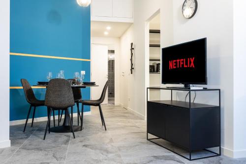 8 Min walk from the Station, Designer Studio Flat