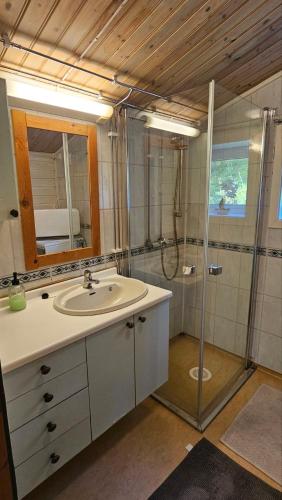a bathroom with a sink and a shower at Fjordhuset på Helgelanskysten in Leirfjord