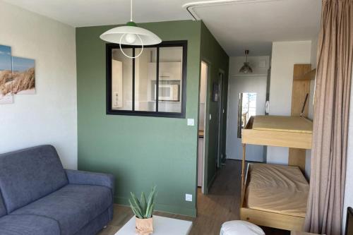 Pretty and bright studio with view on the harbor