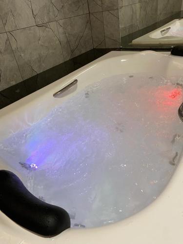 a bath tub filled with lots of blue and red water at Hospedagem Riazo in Pirenópolis