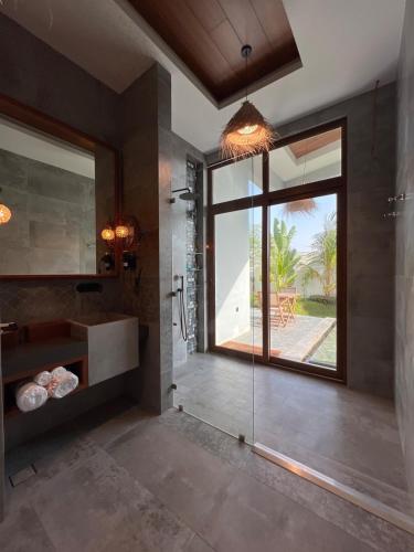 Orien chalet في Abū Nukhayl: حمام مزود بدُش وباب زجاجي