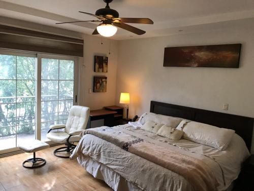a bedroom with a bed and a ceiling fan at Edificio San Antonio in Monterrey