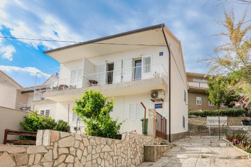 Apartments by the sea Primosten - 25265