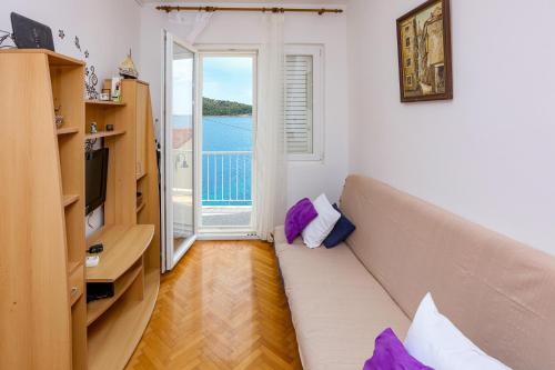 Apartments by the sea Primosten - 25265