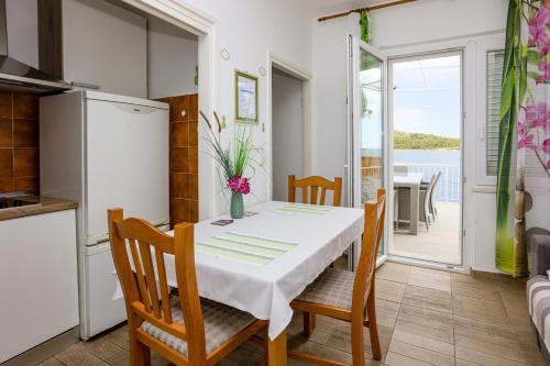 Apartments by the sea Primosten - 25265