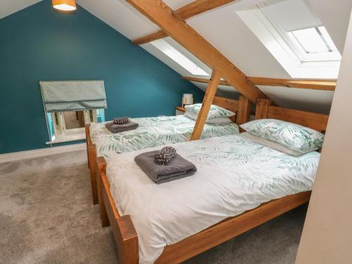 two twin beds in a room with blue walls at White Lea in Richmond
