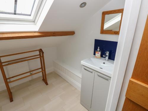 a bathroom with a sink and a mirror at White Lea in Richmond