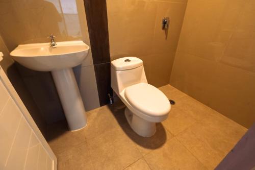 a bathroom with a toilet and a sink at Villas Isla Montosa in Coyuca de Benítez