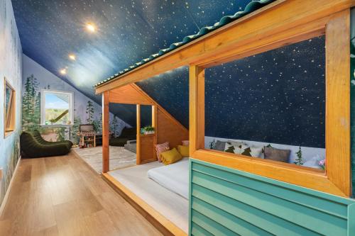 a room with a ceiling with stars on it at The Four Seasons Escape in Pocono Lake
