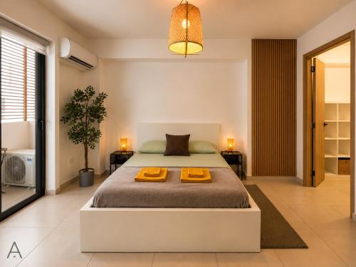 a bedroom with a large bed and a potted plant at Hermoso refugio céntrico in Santo Domingo