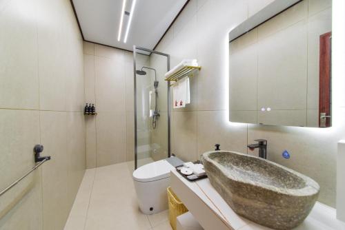 a bathroom with a sink and a toilet at Dali Classical Rosewood Boutique Inn in Dali